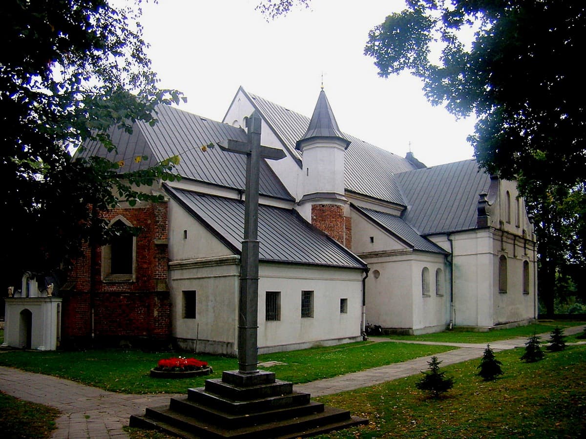 Kolegiata w Uniejowie z krzyżem przed wejściem