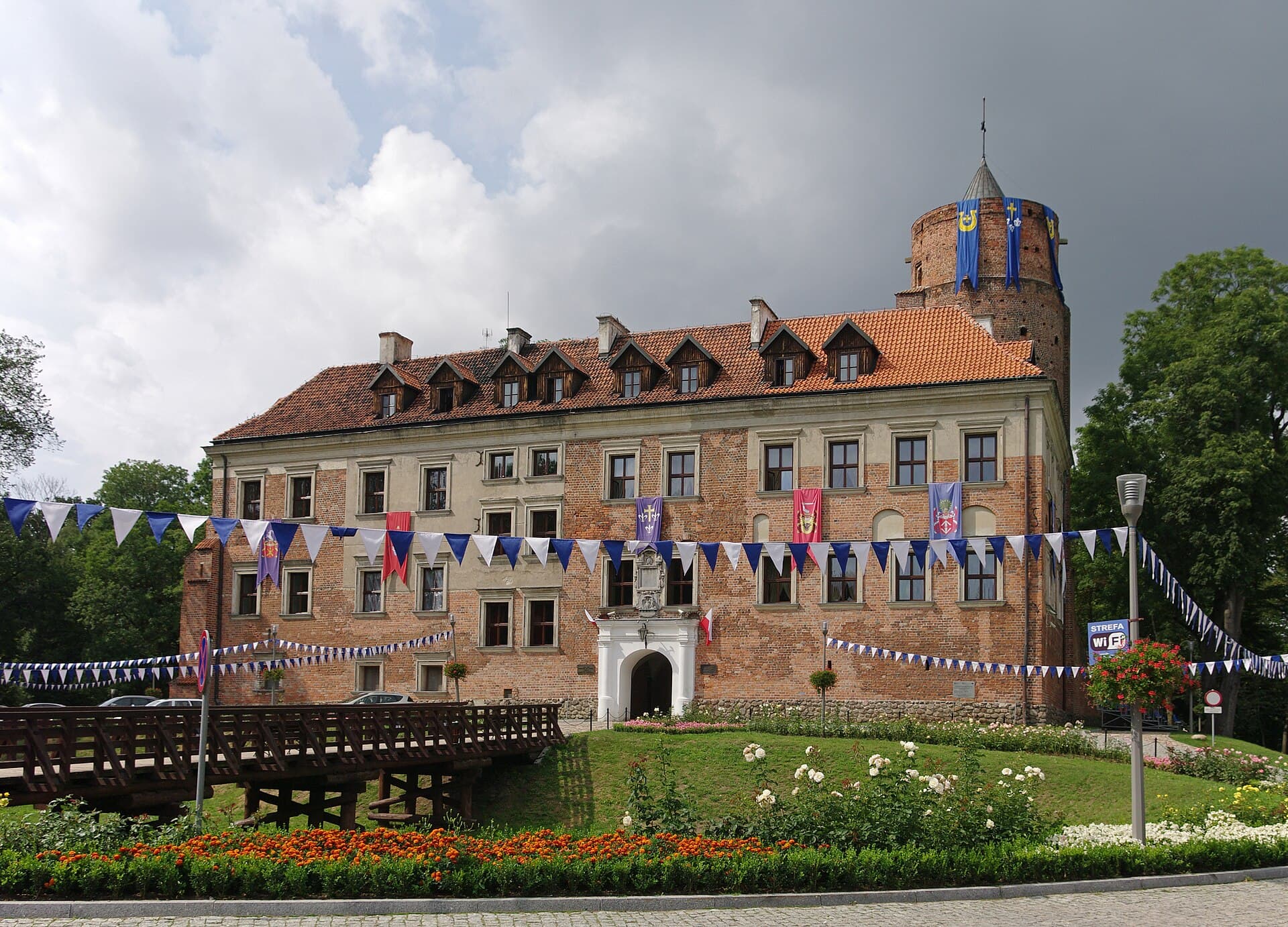Zamek w Uniejowie z okrągłą wieżą
