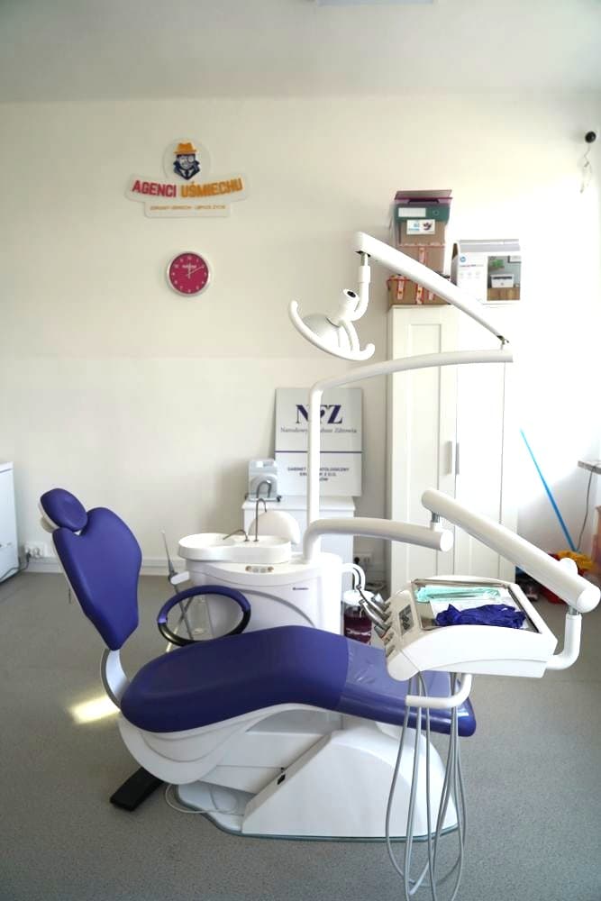 Fotel dentystyczny w gabinecie stomatologicznym Szkoły Podstawowej w Uniejowie
