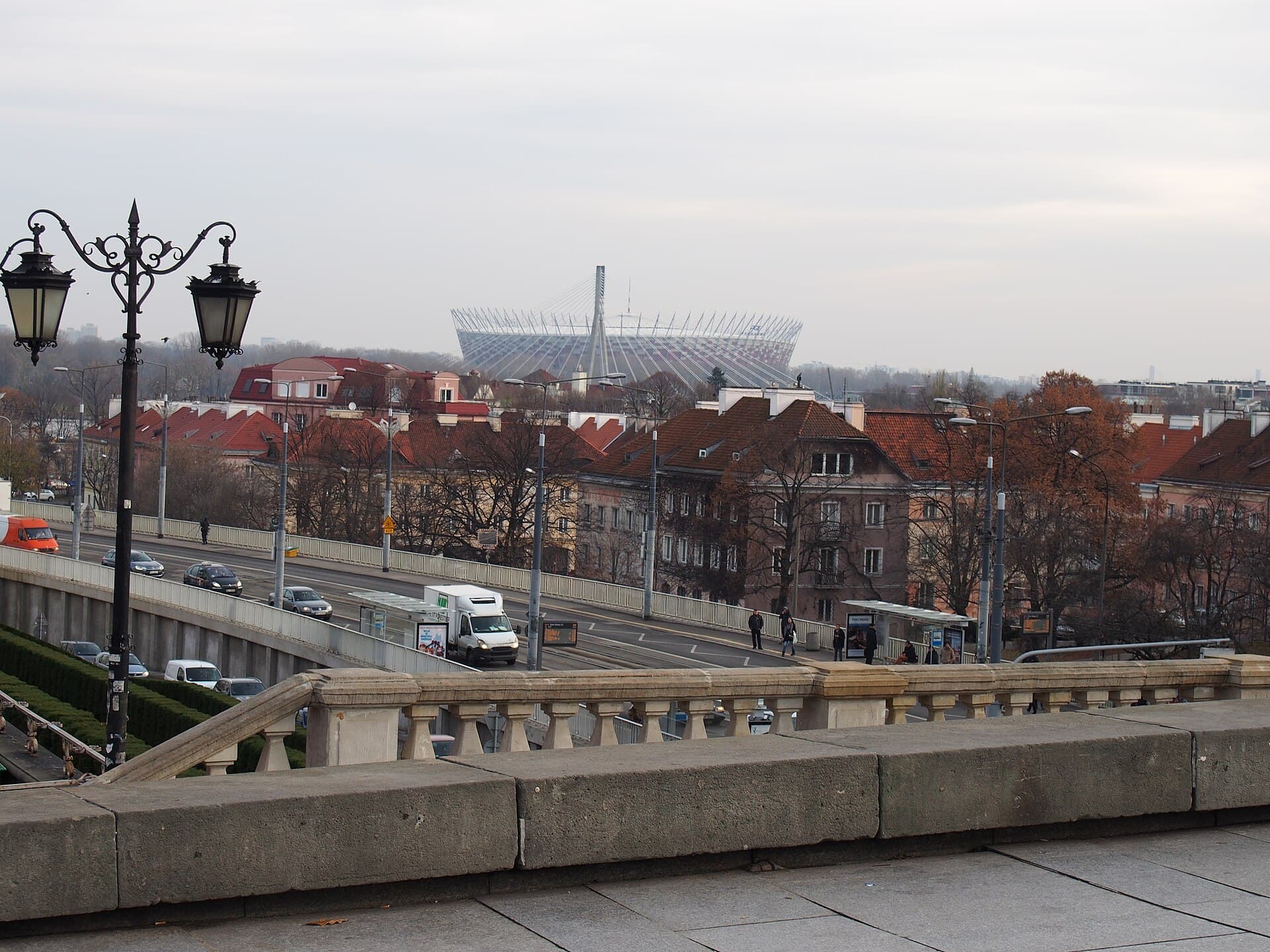 Stadion PGE Narodowy widziany z placu Zamkowego w Warszawie
