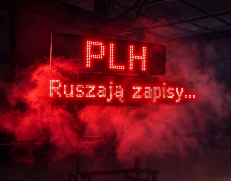 Świetlna tablica z napisem „PLH — Ruszają zapisy”