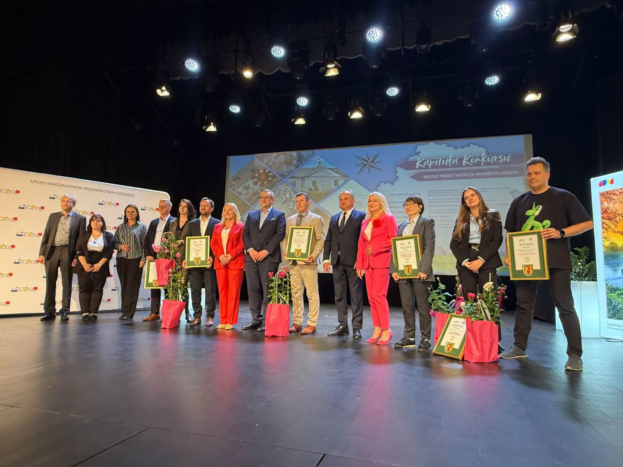 Laureaci certyfikatów Polskiej Organizacji Turystycznej na scenie