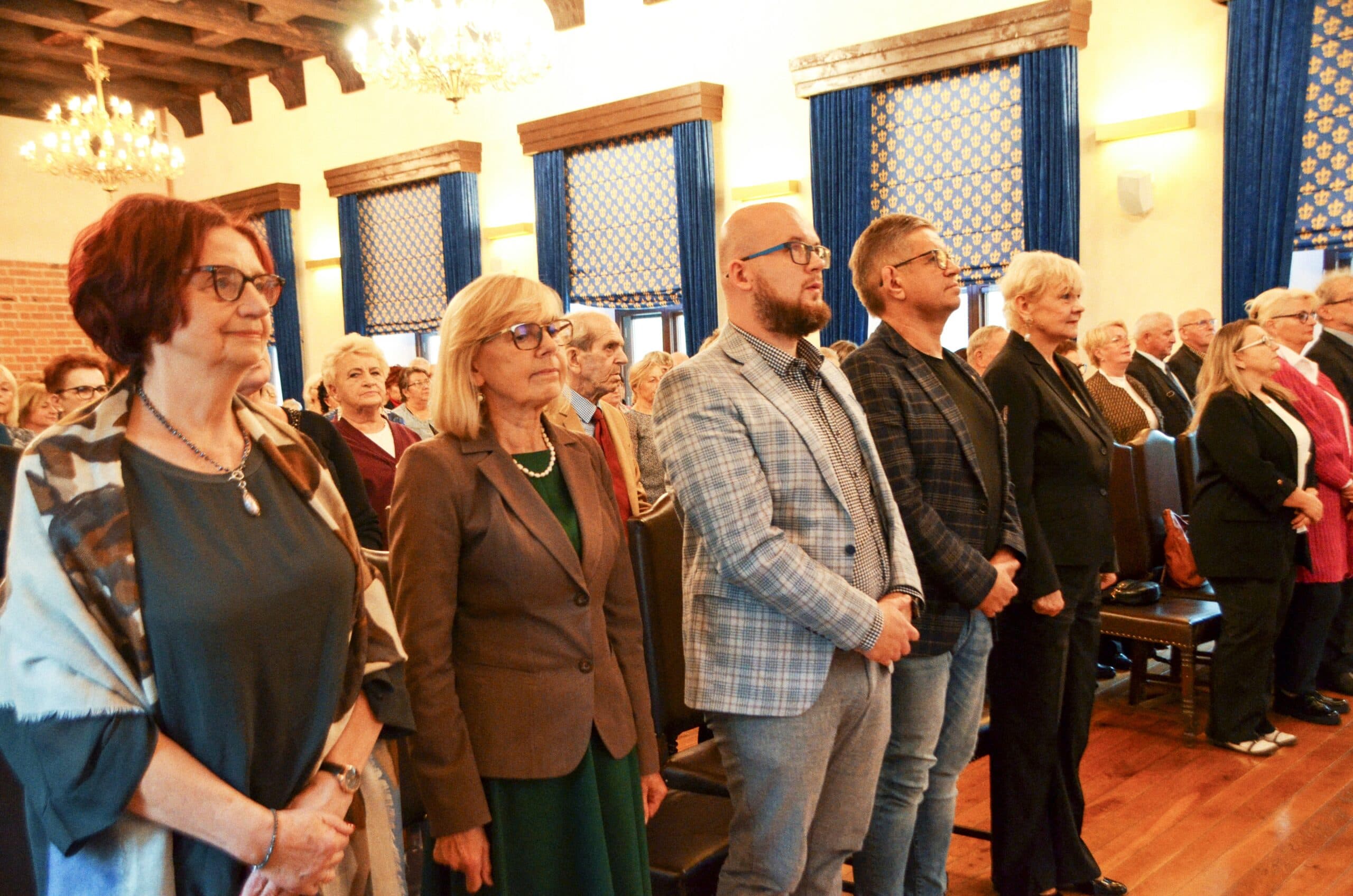 Słuchacze Uniwersytetu Trzeciego Wieku podczas uroczystości w zamku w Uniejowie (zdjęcie archiwalne)