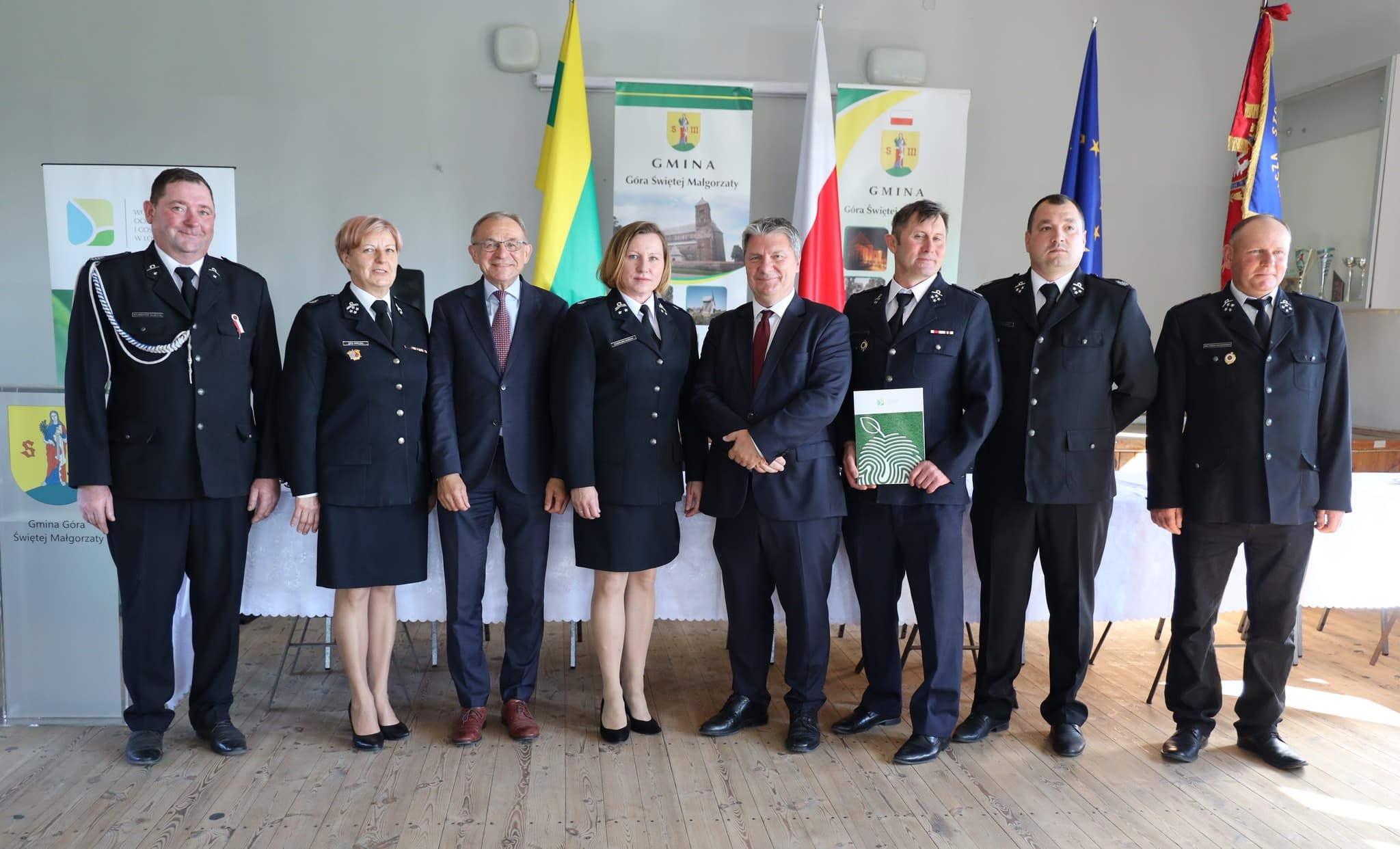 Wspólne zdjęcie strażaków i przedstawicieli WFOŚiGW w Łodzi po podpisaniu umów w OSP Sługi