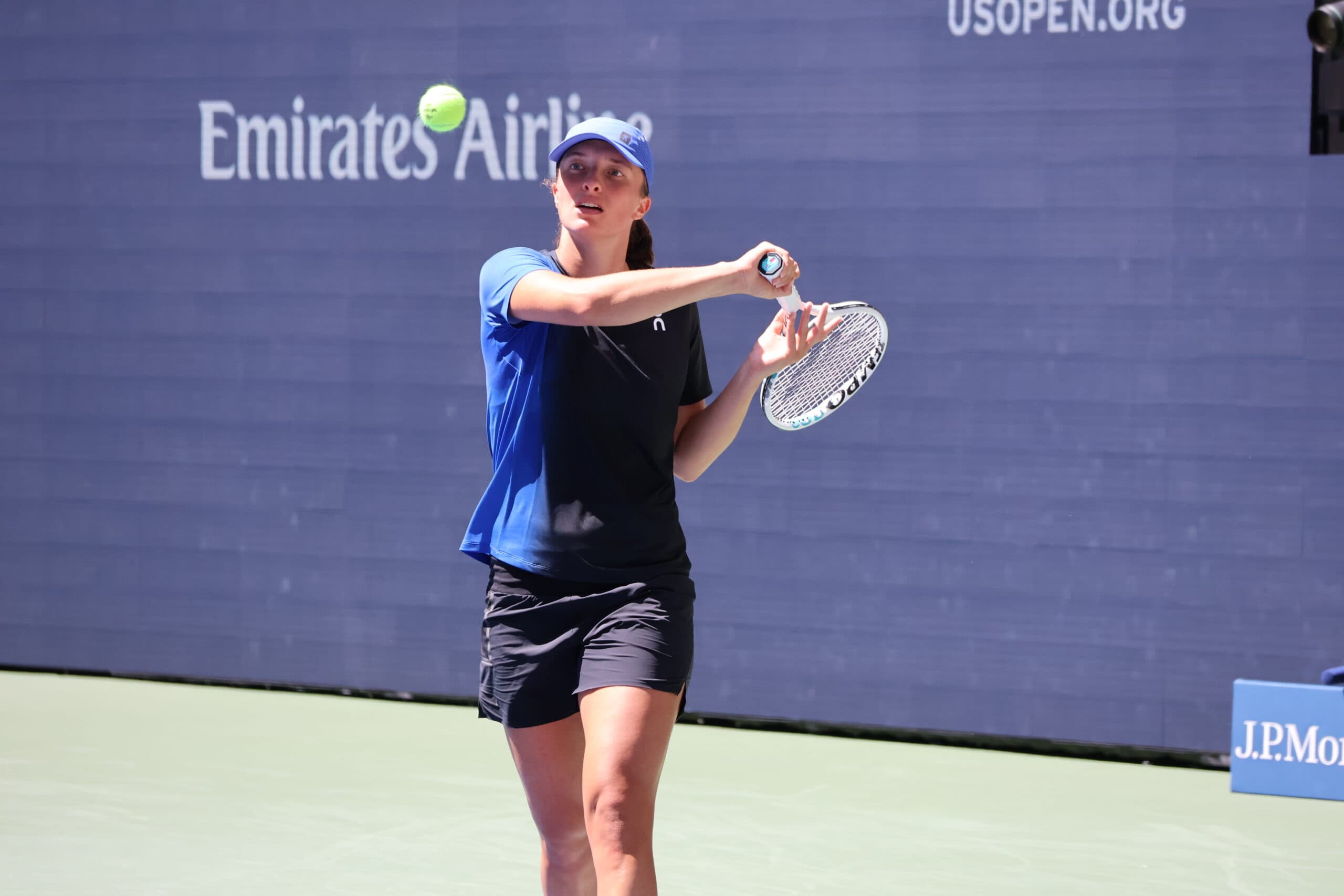 Iga Świątek z rakietą podczas treningu przed US Open 2023