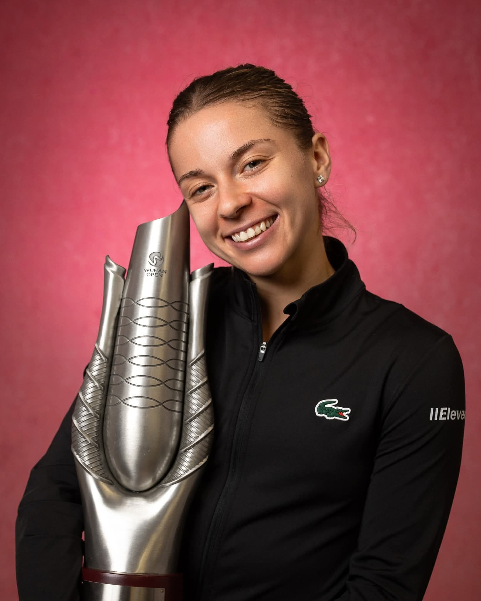 Maja Chwalińska z trofeum za zwycięstwo w turnieju w Wuhan