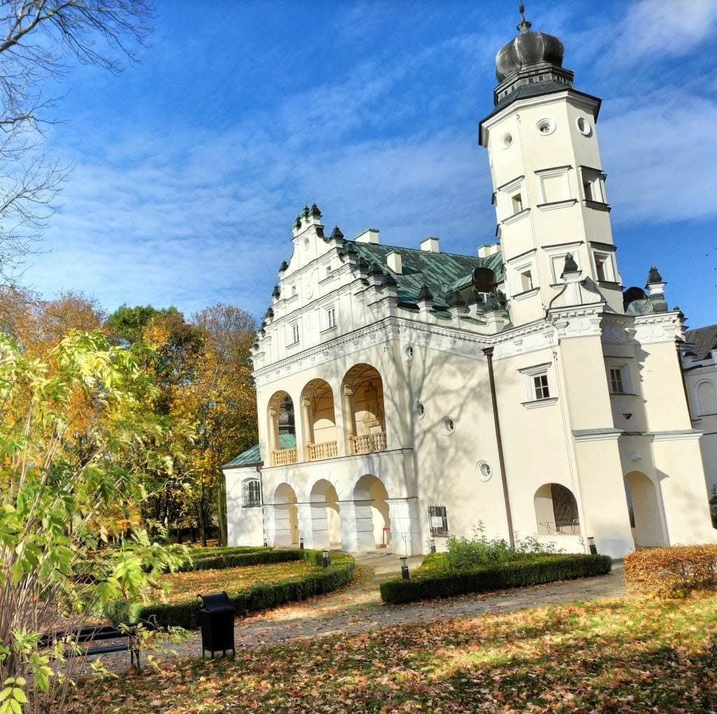Pałac w Poddębicach i jesienne drzewa w Ogrodzie Zmysłów