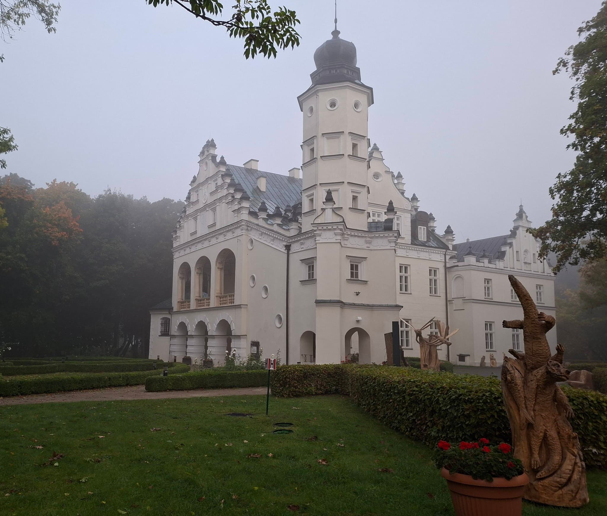 Pałac Grudzińskich i Ogród Zmysłów w Poddębicach we mgle