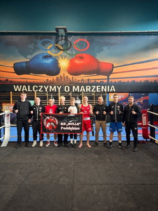 Zawodnicy i trenerzy KS BULLS Poddębice z flagą klubu podczas turnieju w Toruniu