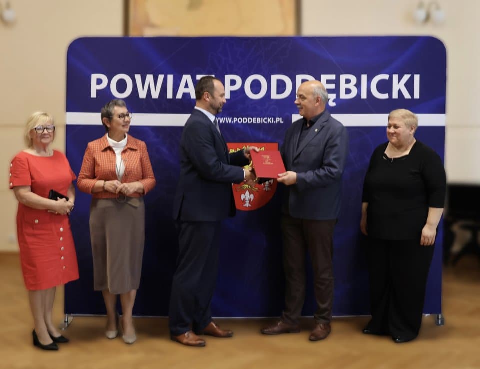 Podpisanie umów o likwidacji barier w Starostwie Powiatowym w Poddębicach