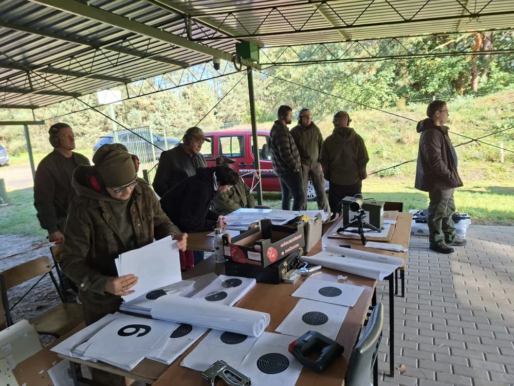Zawodnicy przy stanowisku z tarczami na strzelnicy LOK w Kole