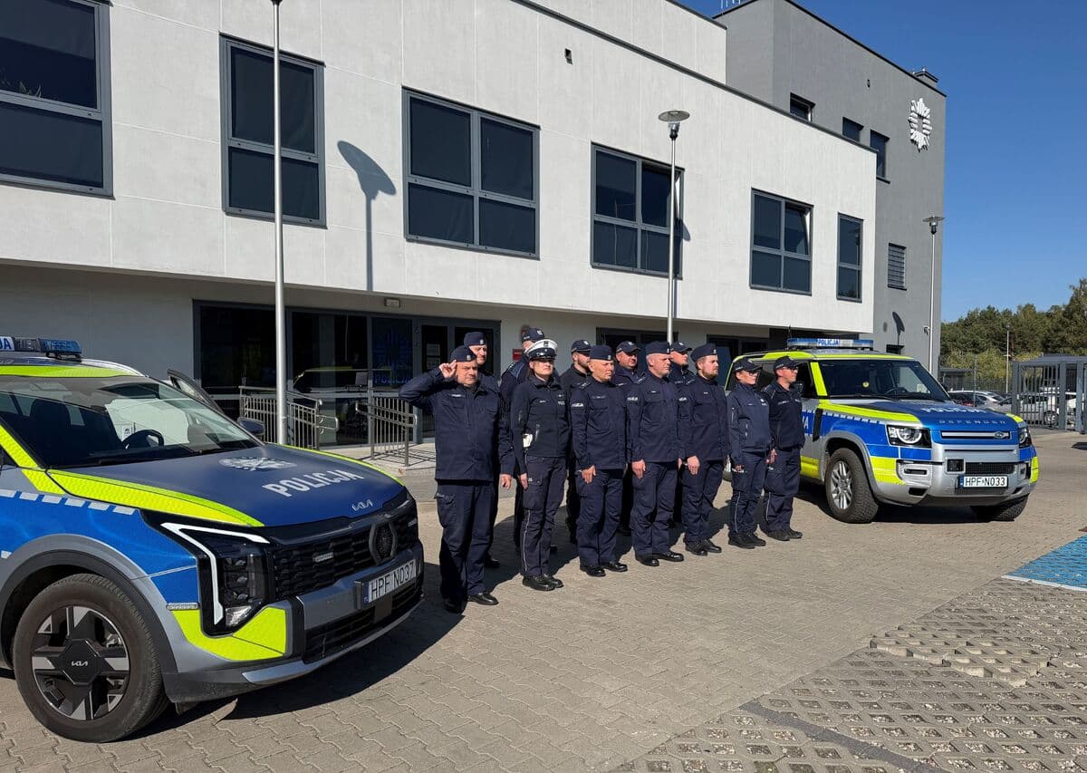 Policjanci z KPP Poddębice oddają hołd przed budynkiem komendy