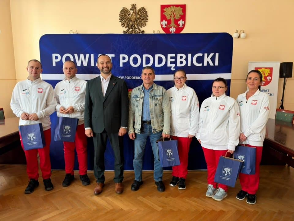 Zawodnicy PŚDS w Czepowie ze starostą poddębickim w Starostwie Powiatowym