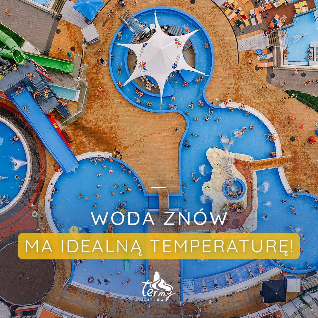 Baseny Term Uniejów z lotu ptaka z napisem „Woda znów ma idealną temperaturę”