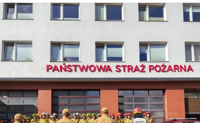 Strażacy ustawieni przed budynkiem Państwowej Straży Pożarnej w Poddębicach podczas ćwiczeń