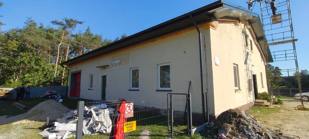 Budynek OSP Zaborów w trakcie remontu dachu