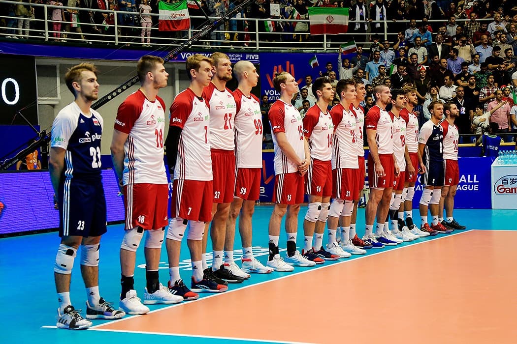 Siatkarze reprezentacji Polski ustawieni w szeregu przed meczem Ligi Narodów