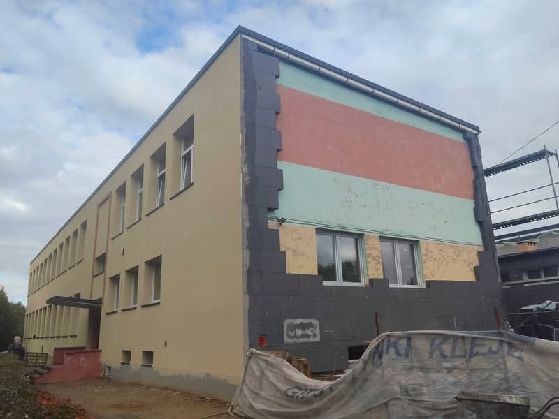 Budynek w trakcie termomodernizacji, częściowo ocieplony płytami styropianowymi