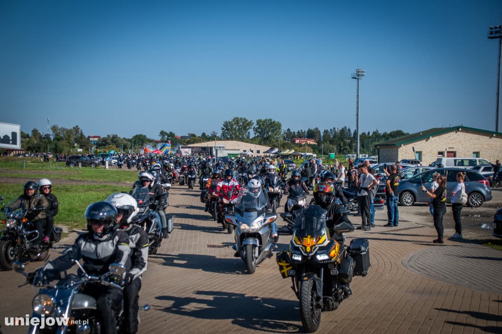 Parada motocykli podczas zakończenia sezonu MotoBanit w Uniejowie