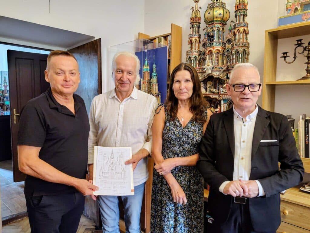 Burmistrz Uniejowa Józef Kaczmarek, szopkarze Marek i Renata Markowscy oraz ks. infułat Andrzej Ziemieśkiewicz z projektem szopki