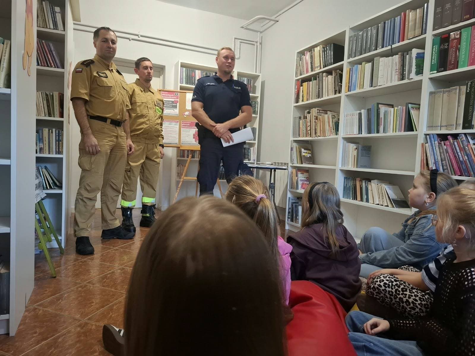 Policjanci i strażacy podczas spotkania w ramach Krajowego Treningu Rodzinnego w Poddębicach