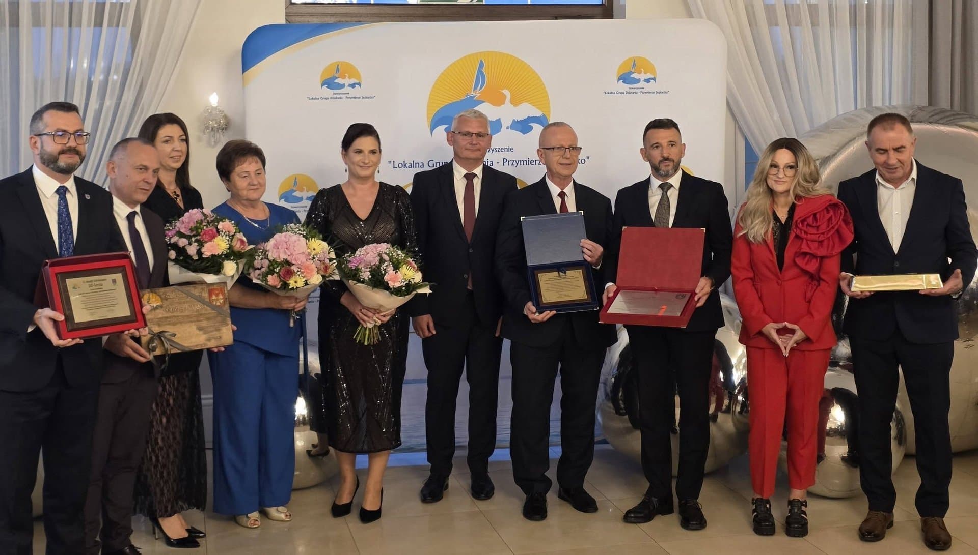 Uczestnicy jubileuszu 20-lecia LGD Przymierze Jeziorsko z wyróżnieniami i kwiatami