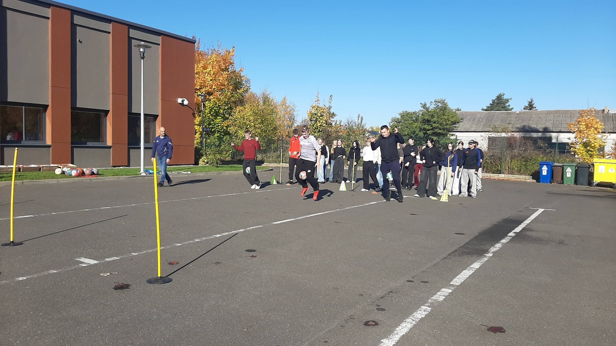 Zawody sportowe uczniów na placu przy ZSP w Poddębicach